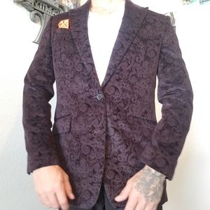 All suit coats come with a FREE pocket square!